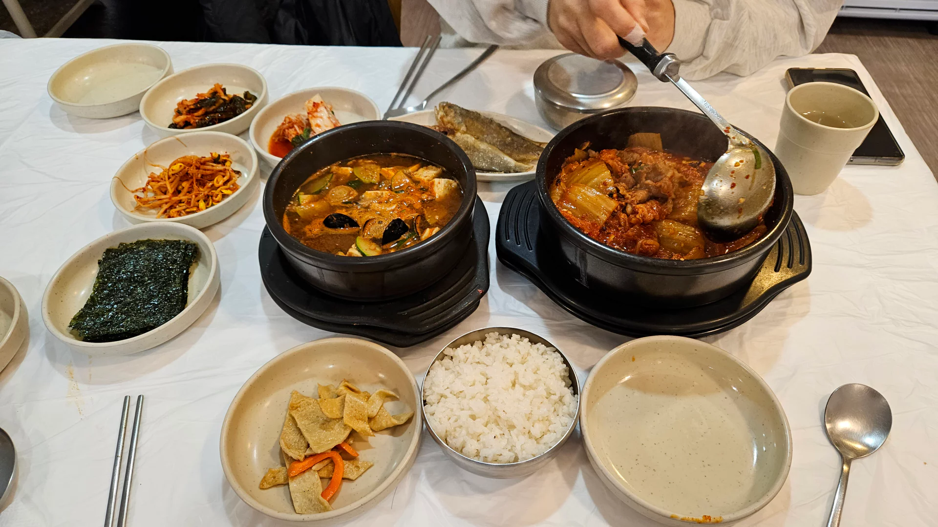 천일식당 백반 짜글이 식탁 모음