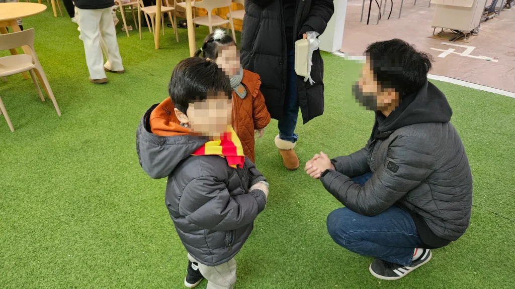 딸기 따는 설명 듣는 중